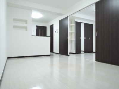 【居間・リビング】 | ハートフルプリムラ | こちらの居間で趣味の時間をお楽しみください