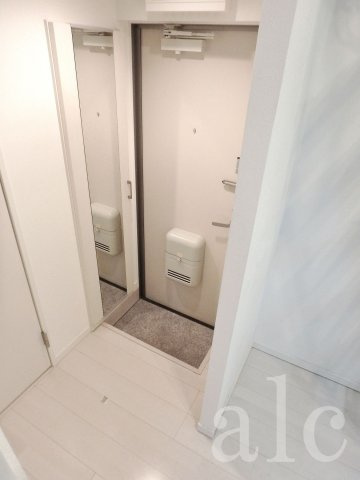 ル・メゾン中野新橋の玄関|玄関部　姿見鏡とシューズボックスが一体化！　　同シリーズ別物件　敷金０礼金0