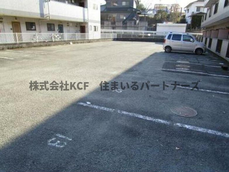 グリーンパークゆのそC棟の駐車場|駐車スペースもあります