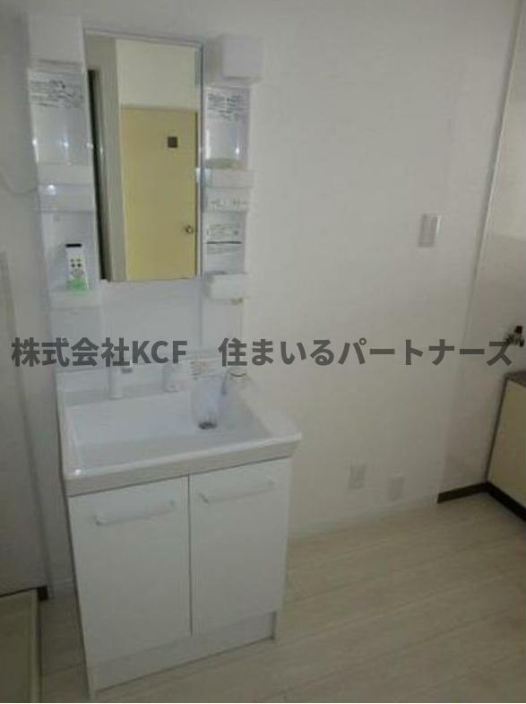 グリーンパークゆのそC棟の洗面所|明るい洗面所です