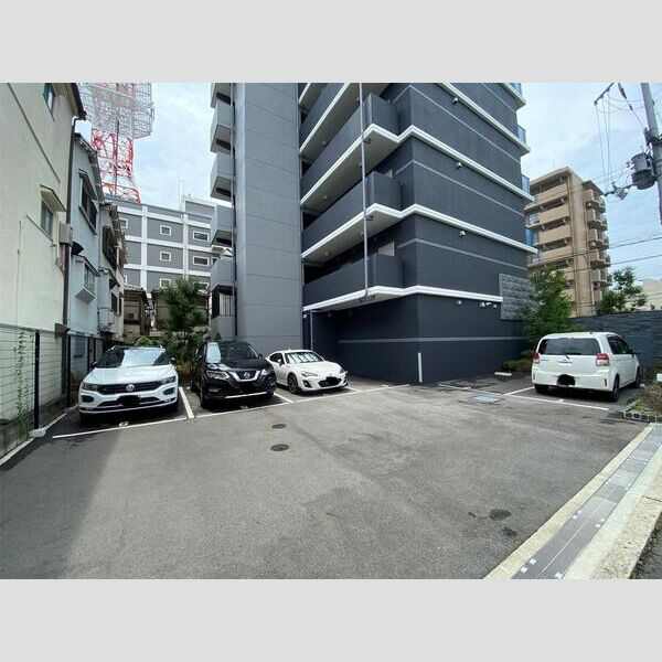S-RESIDENCE三国WESTの駐車場