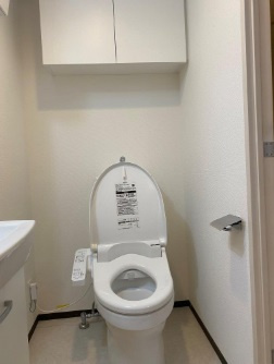 パティーナ蒲田のトイレ|吊戸棚収納と温水洗浄暖房便座付きのトイレ