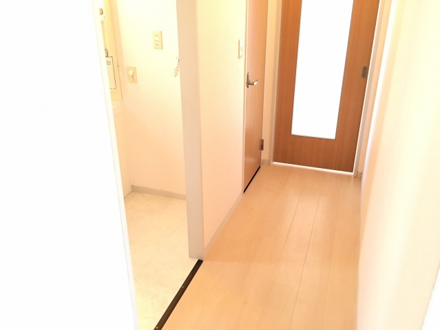 【玄関】 | フォーレス華　B棟 | 同物件の別部屋写真です。