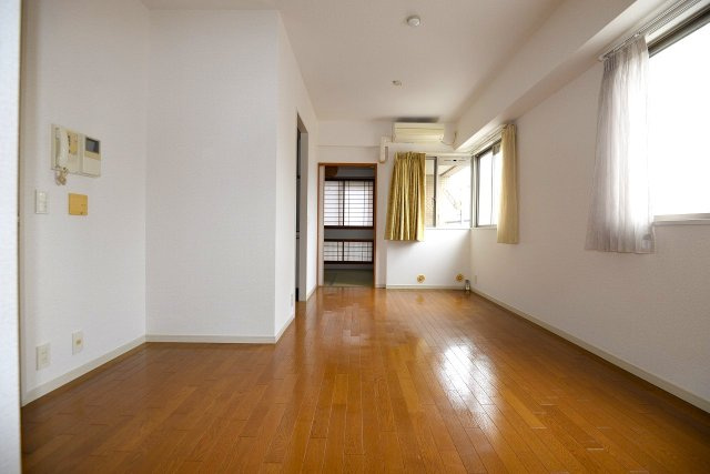 ワコーレアーバンフラッツ三宮東の居間・リビング