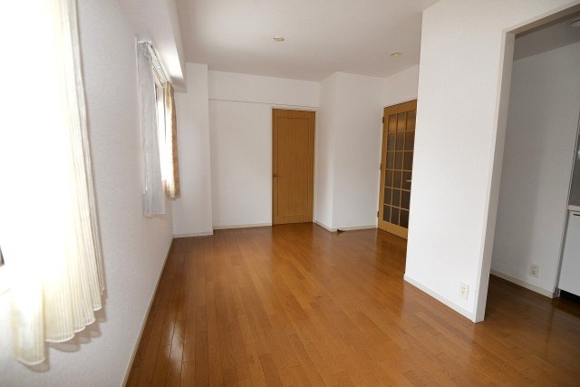 ワコーレアーバンフラッツ三宮東の居間・リビング