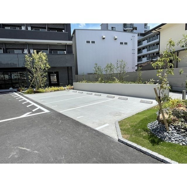 プレサンスブルーム東三国の駐車場