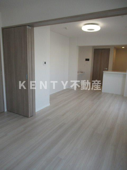 【居間・リビング】 | ＡＲＣＯＢＡＬＥＮＯ ＵＭＥＹＡＳＨＩＫＩ | こちらのリビングで趣味の時間をお楽しみください