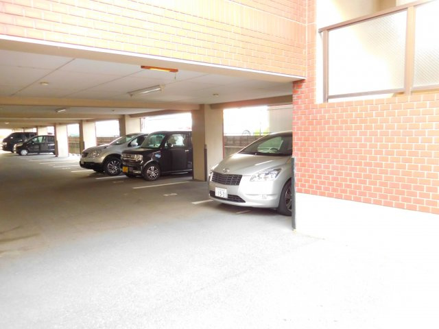 高槻市栄町３丁目の賃貸マンションの駐車場