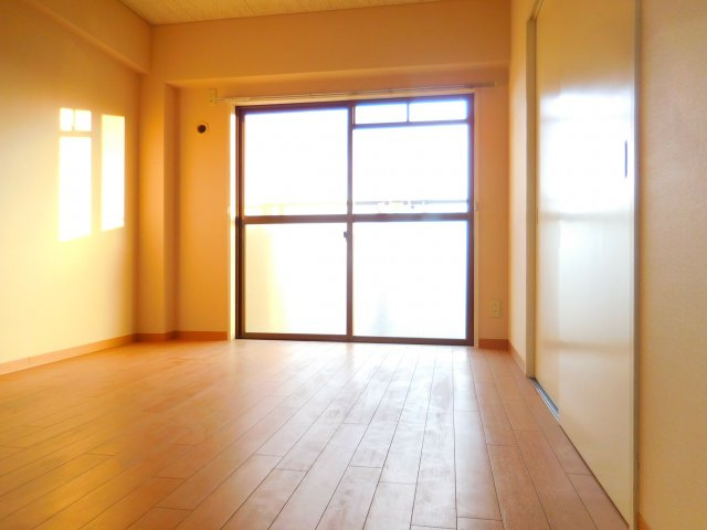 高槻市栄町３丁目の賃貸マンションの居間・リビング