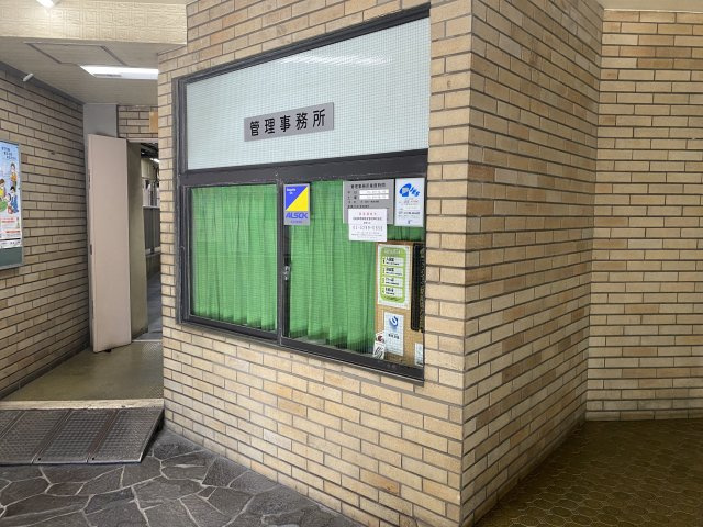 エントランス正面に管理事務所がございます。