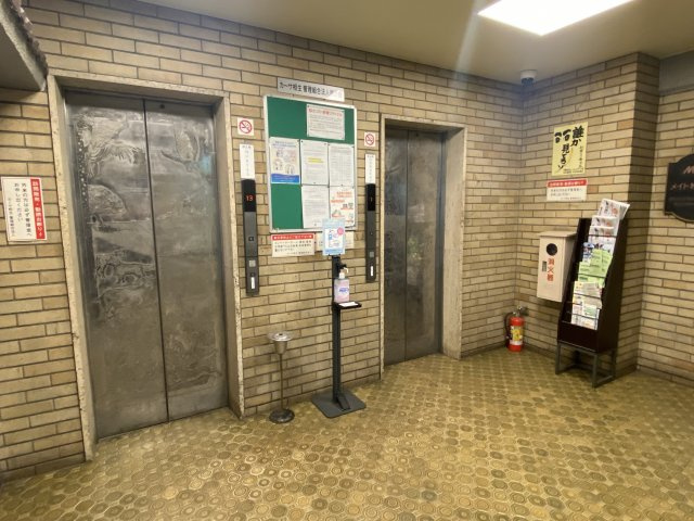 １階のエレベーター前