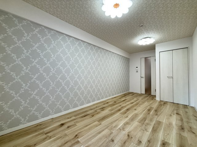 約8.5帖の洋室です。