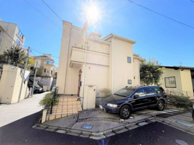 【外観】 | ■２０１４年築■スカイバルコニー■４ＬＤＫ■オーナーチェンジ■３．１６％ | 南、東、北の三方角地の陽当り良好開放感のある家です。
4ＬＤＫ＋車庫に、屋上（スカイバルコニー）が気持ち良い間取りです。