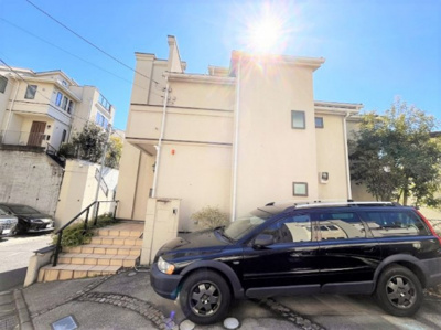 【外観】 | ■２０１４年築■スカイバルコニー■４ＬＤＫ■オーナーチェンジ■３．１６％ | 南、東、北の三方角地の陽当り良好開放感のある家です。
4ＬＤＫ＋車庫に、屋上（スカイバルコニー）が気持ち良い間取りです。