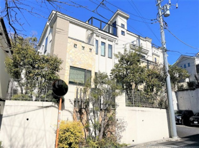 【外観】 | ■２０１４年築■スカイバルコニー■４ＬＤＫ■オーナーチェンジ■３．１６％ | 南、東、北の三方角地の陽当り良好開放感のある家です。
4ＬＤＫ＋車庫に、屋上（スカイバルコニー）が気持ち良い間取りです。