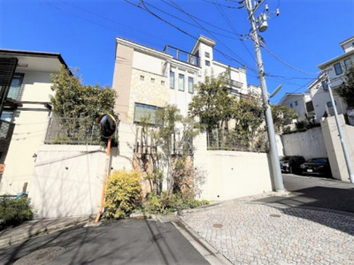 【外観】 | ■２０１４年築■スカイバルコニー■４ＬＤＫ■オーナーチェンジ■３．１６％ | 南、東、北の三方角地の陽当り良好開放感のある家です。
4ＬＤＫ＋車庫に、屋上（スカイバルコニー）が気持ち良い間取りです。