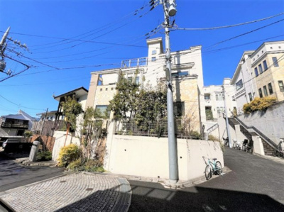 【外観】 | ■２０１４年築■スカイバルコニー■４ＬＤＫ■オーナーチェンジ■３．１６％ | 南、東、北の三方角地の陽当り良好開放感のある家です。
4ＬＤＫ＋車庫に、屋上（スカイバルコニー）が気持ち良い間取りです。