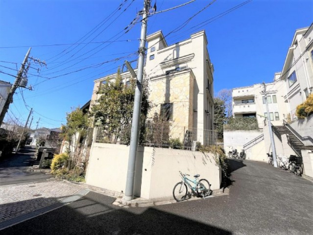 【外観】 | ■２０１４年築■スカイバルコニー■４ＬＤＫ■オーナーチェンジ■３．１６％ | 南、東、北の三方角地の陽当り良好開放感のある家です。
4ＬＤＫ＋車庫に、屋上（スカイバルコニー）が気持ち良い間取りです。