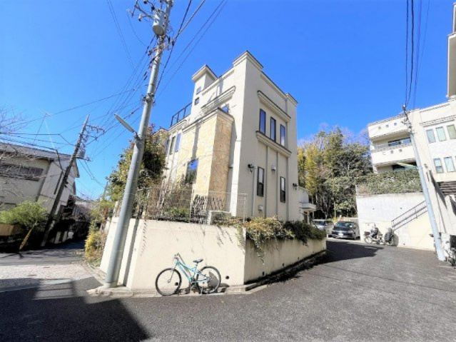 【外観】 | ■２０１４年築■スカイバルコニー■４ＬＤＫ■オーナーチェンジ■３．１６％ | 南、東、北の三方角地の陽当り良好開放感のある家です。
4ＬＤＫ＋車庫に、屋上（スカイバルコニー）が気持ち良い間取りです。