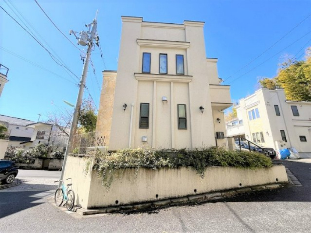 【外観】 | ■２０１４年築■スカイバルコニー■４ＬＤＫ■オーナーチェンジ■３．１６％ | 南、東、北の三方角地の陽当り良好開放感のある家です。
4ＬＤＫ＋車庫に、屋上（スカイバルコニー）が気持ち良い間取りです。