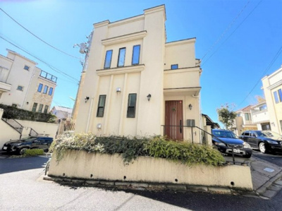 【外観】 | ■２０１４年築■スカイバルコニー■４ＬＤＫ■オーナーチェンジ■３．１６％ | 南、東、北の三方角地の陽当り良好開放感のある家です。
4ＬＤＫ＋車庫に、屋上（スカイバルコニー）が気持ち良い間取りです。