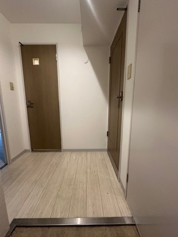 シャトー弁天弐番館の玄関