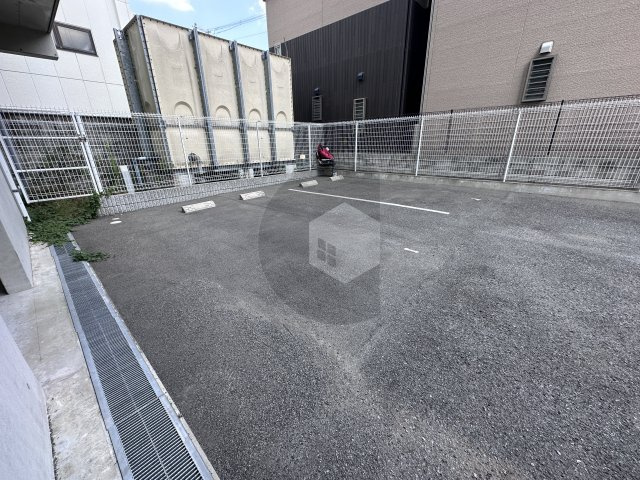 ARCENCIEL SQUARE TAKAIDAの駐車場