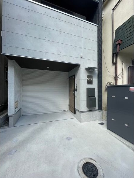 長尾家具町ガレージハウスのエントランス