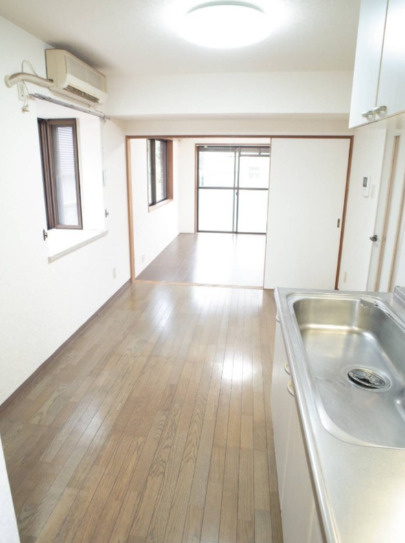 ドゥエルイーストの居間・リビング|物件、駅でお待ち合わせでのご案内歓迎！