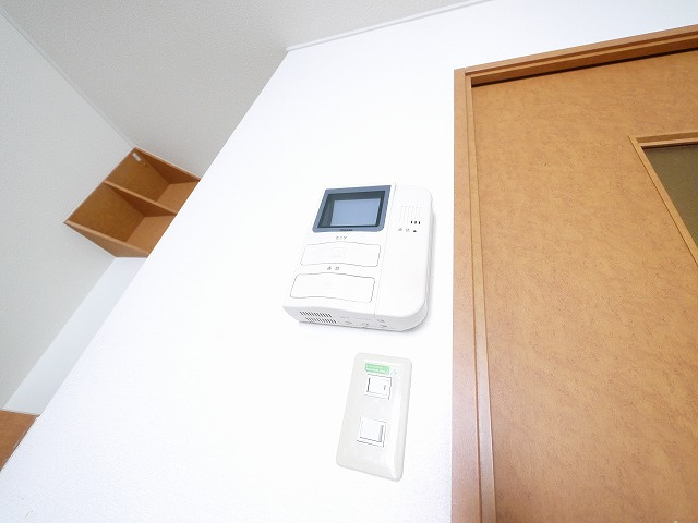 レオパレス八条のセキュリティ|モニター付きインターホンもございます。