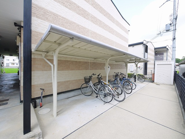レオパレス八条のその他共用部分|屋根付き駐輪場です
