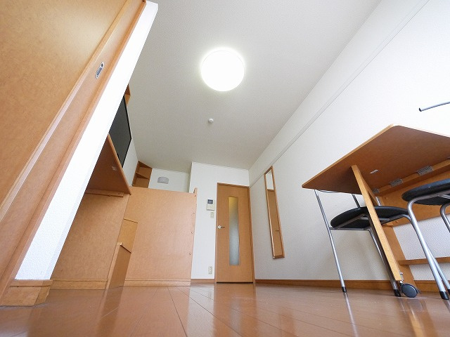 レオパレス八条の洋室|落ち着いた色調の洋室です