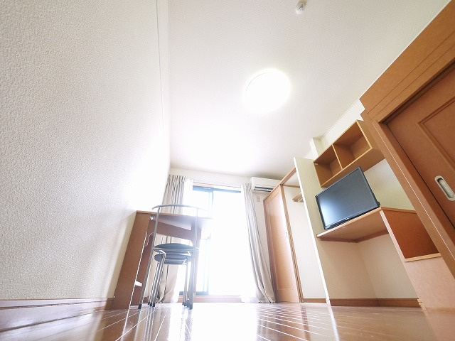 レオパレス八条の寝室|広くて明るい寝室