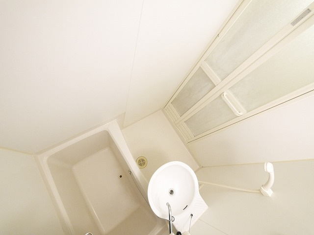 レオパレス八条の浴室|落ち着いた空間のお風呂です