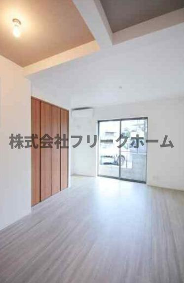 三鷹市井の頭４丁目のアパートの居間・リビング