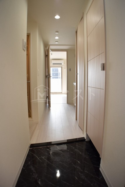 アスヴェル阿波座ブルーアースの玄関|フロアーによってカラーが異なります。