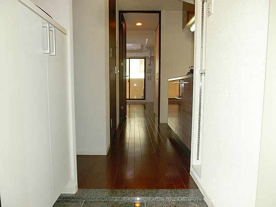 レジュールアッシュ神戸元町の玄関