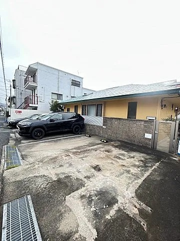 赤坂通4丁目貸家の駐車場