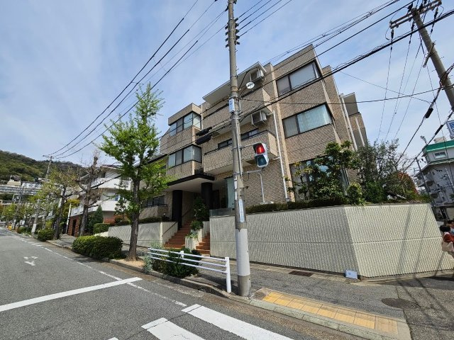 ロイヤルメゾン岡本の外観