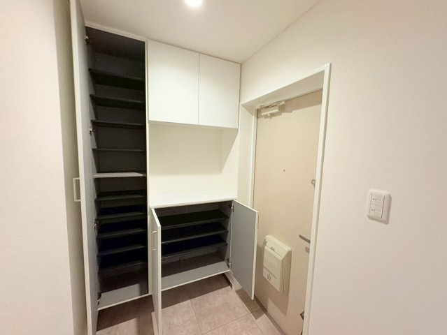 ロイヤルメゾン岡本の玄関