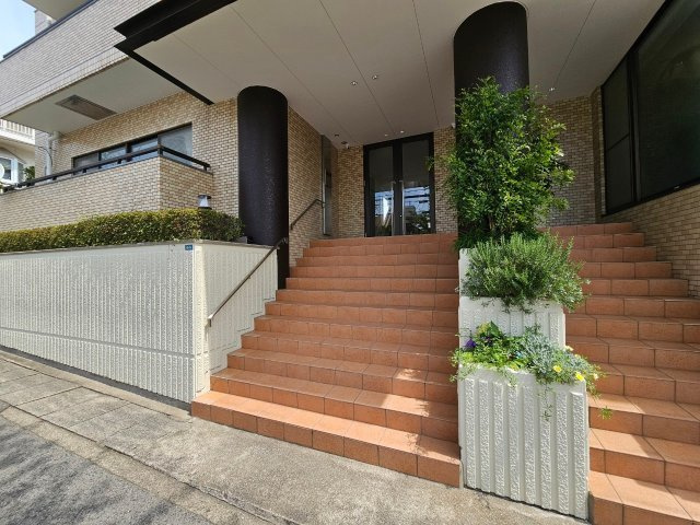 ロイヤルメゾン岡本のエントランス