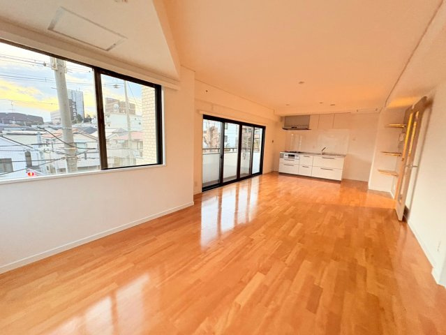 ロイヤルメゾン岡本の居間・リビング