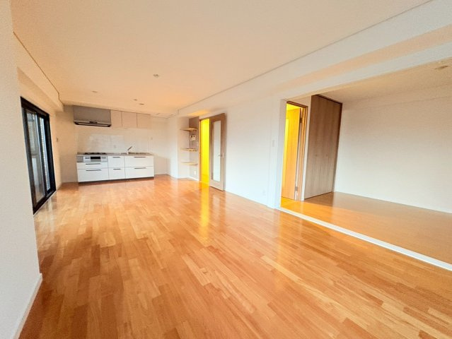 ロイヤルメゾン岡本の居間・リビング