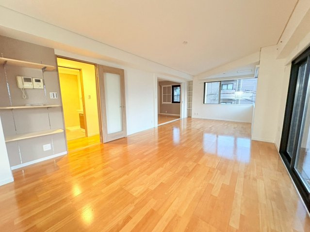 ロイヤルメゾン岡本の居間・リビング