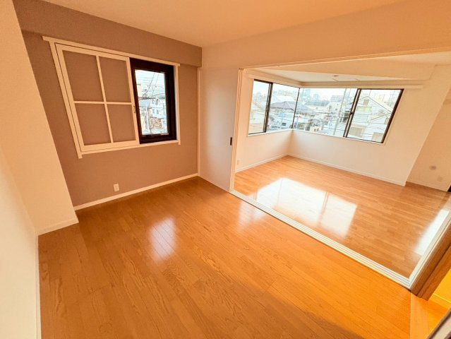 ロイヤルメゾン岡本の居間・リビング