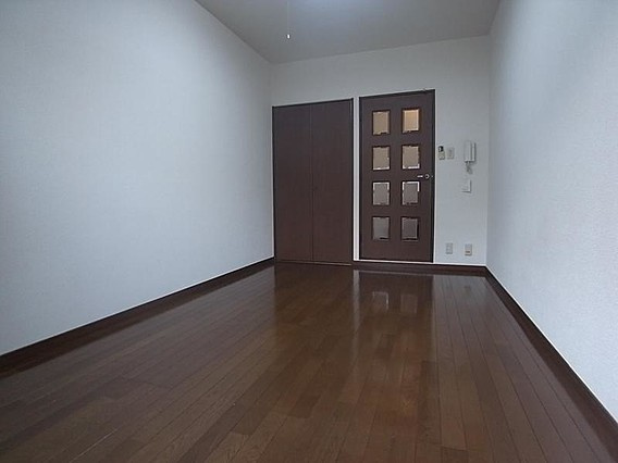 HU岩屋ハイツの洋室