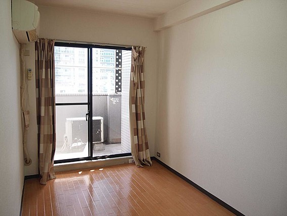ネオダイキョー三宮の洋室