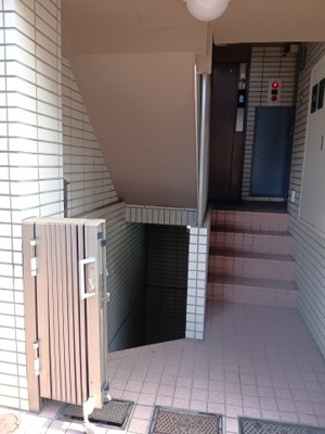 【エントランス】 | 田口ビル | 地下へ続く専用階段