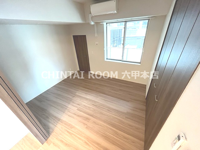 シー・クリサンス西岡本の洋室