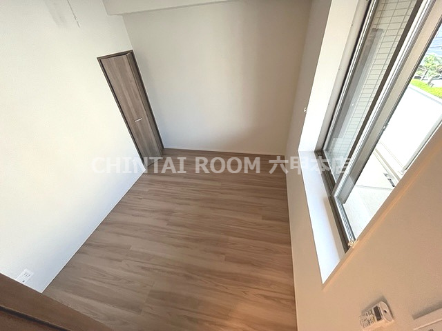 シー・クリサンス西岡本の洋室